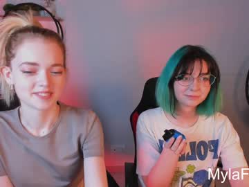 couple Sexy Cam Girls In Bikinis with hungry_olive