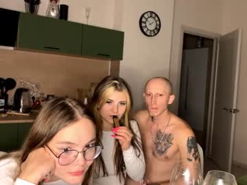 couple Sexy Cam Girls In Bikinis with tom_sophie_