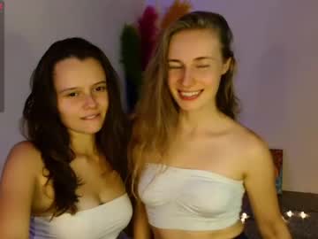 couple Sexy Cam Girls In Bikinis with sunshine_souls