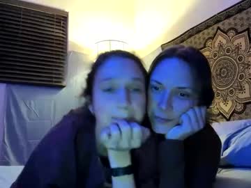 couple Sexy Cam Girls In Bikinis with sillygirlsxx