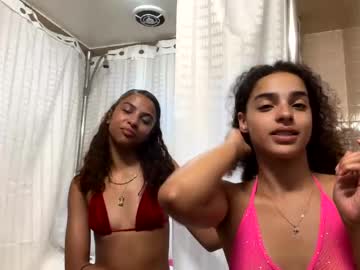 couple Sexy Cam Girls In Bikinis with dreamslifeofficial